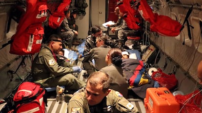 Dos de los niños indígenas rescatados en la selva durante su traslado, el 9 de junio de 2023, en un avión hacia Bogotá, Colombia