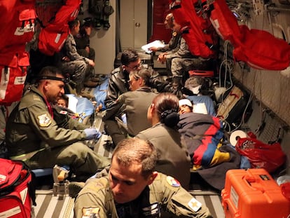Dos de los niños indígenas rescatados en la selva durante su traslado, el 9 de junio de 2023, en un avión hacia Bogotá, Colombia