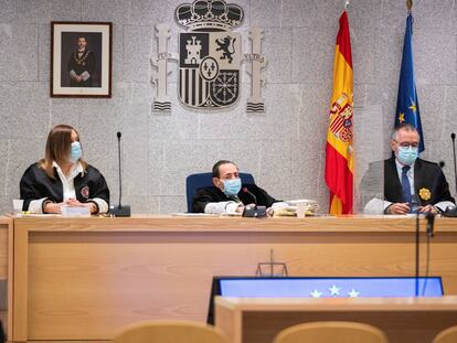 El juez Alfonso Guevara durante el inicio del juicio por el atentado terrorista de 2017 en Barcelona y Cambrils (Tarragona) celebrado en la Audiencia Nacional.