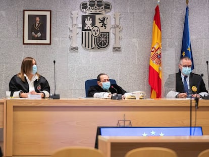 El juez Alfonso Guevara durante el inicio del juicio por el atentado terrorista de 2017 en Barcelona y Cambrils (Tarragona) celebrado en la Audiencia Nacional.