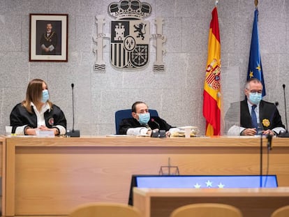 El juez Alfonso Guevara durante el inicio del juicio por el atentado terrorista de 2017 en Barcelona y Cambrils (Tarragona) celebrado en la Audiencia Nacional de San Fernando de Henares, Madrid, el pasado 10 de noviembre.