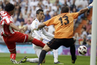 Cristiano marca el primero de sus dos goles al Almería, con los que sumó 40 en la Liga.