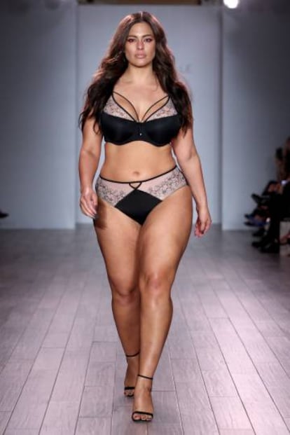 Ashley Graham desfila con prendas de lencería.