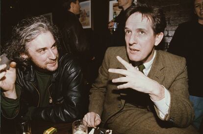 Jimmy Cauty y Bill Drummond (The KLF) dan explicaciones de uno de sus proyectos en Londres en 1996.