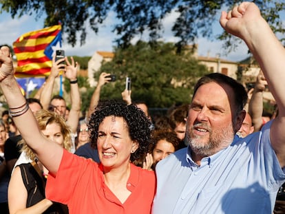 La secretaria general de ERC, Marta Rovira, y el expresidente del partido, Oriol Junqueras, el pasado mes de julio en Cantallops (Girona)
