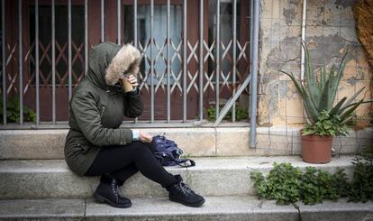 Mónica, con el rostro oculto, una de tantas personas ‘sin techo’ sin acceso al padrón.