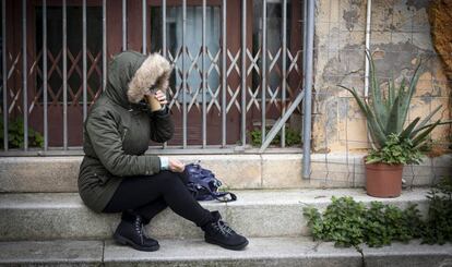 La Mónica, amb el rostre tapat, una de tantes persones sense sostre i sense accés al padró.