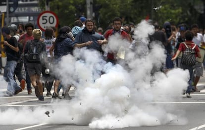 Estudantes em meio a bomba de efeito moral jogada pela PM.