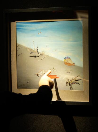 Un empleado de Christie's señala un detalle del estudio de Dalí 'La miel es más dulce que la sangre'.señala