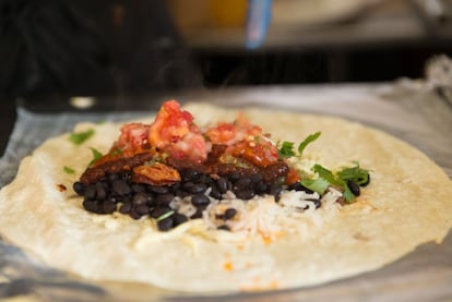 Uno de los burritos que elaboran en la 'food truck' Luardos.