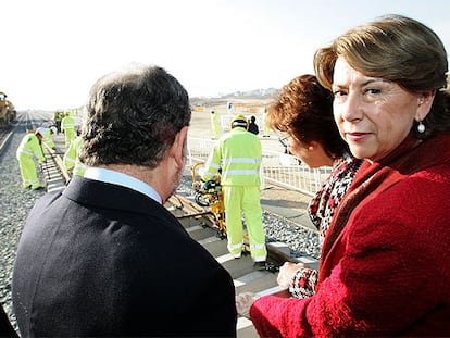 Magdalena Álvarez asistió ayer a la colocación de las vías del AVE a Málaga.