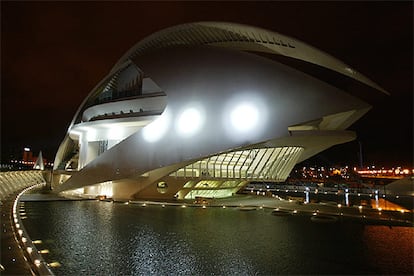 La Reina Doña Sofía asistirá mañana al concierto inaugural del Palau de les Arts de Valencia, un coliseo singular, diseñado por Santiago Calatrava, que se ha convertido en "la mayor infraestructura de España dedicada a las artes escénicas" con capacidad para a 4.000 espectadores. En la imagen, el edificio luce así de espectacular en el estreno de la iluminación.