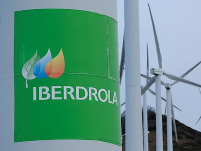 Logo de Iberdrola en unas turbinas eólicas en Durango, el año pasado.