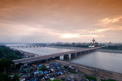 El río Sabarmati en el horizonte de Ahmedabad, la séptima ciudad más poblada de la India.