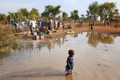 Una niña pequeña camina en una balsa de agua en el campamento de refugiados de Yusuf Batir, en Maban, donde el río homónimo se desbordó hace poco más de un mes. Según informes de la ONG World Vision, alrededor de 180 cabras murieron bebiendo agua contaminada junto con una gran cantidad de ganado. Y al menos 15 kilómetros de la carretera quedaron dañados por las inundaciones, lo que obstaculizó el transporte de agua limpia mediante camiones para abastecer las comunidades.