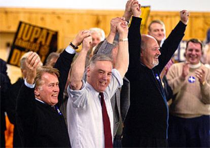 Howard Dean, entre el actor Martin Sheen y el director Rob Reiner (derecha), el miércoles en Iowa.