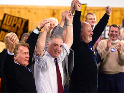 Howard Dean, entre el actor Martin Sheen y el director Rob Reiner (derecha), el miércoles en Iowa.