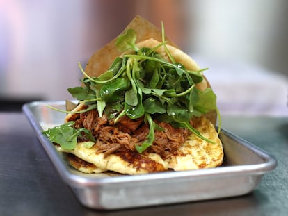 Arepa de carne del puesto Bonbini en el madrileño Mercado de Prosperidad.