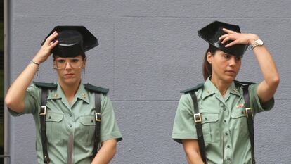 Dos guardias civiles participan en un acto del ingreso de la mujer en el instituto armado, en 2018.