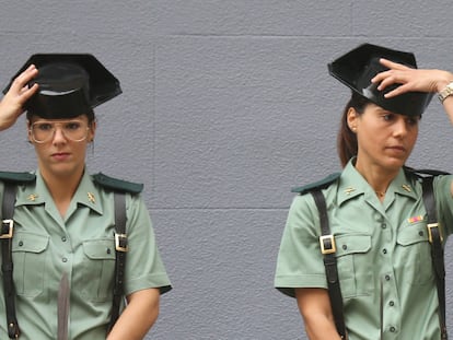 Dos guardias civiles participan en un acto del ingreso de la mujer en el instituto armado, en 2018.