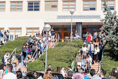 Aspirantes a personal fijo de RTVE en la categoría de informador se concentraban el pasado domingo en el exterior de la Facultad de Ciencias Económicas de la Universidad Complutense de Madrid, tras la cancelación de la prueba por una filtración del examen.