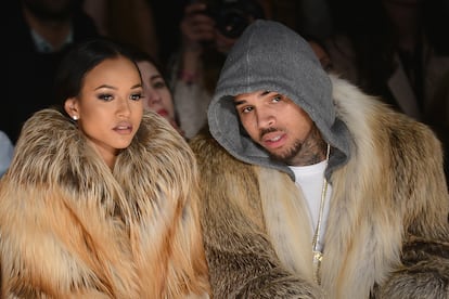 El cantante Chris Brown, junto a Karrueche Tran, su última pareja y víctima también de malos tratos.