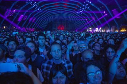 Los asistentes al festival durante la presentación de Skepta.