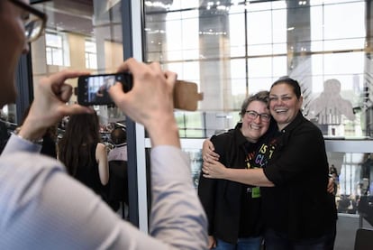 La diputada de Alianza 90/Los Verdes Anja Kofbinger (d) y su pareja posan sonrientes tras el debate sobre la legalización del matrimonio homosexual en el Parlamento en Berlín (Alemania), 30 de junio de 2017.