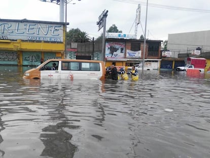 Inundaciones en el oriente de la Ciudad de México este viernes.
