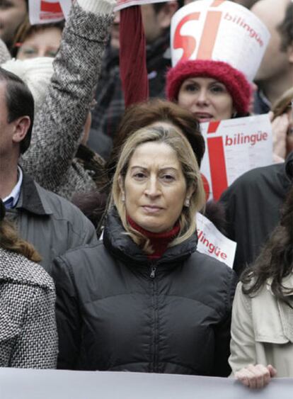 La diputada gallega del PP Ana Pastor, a la izquierda, en una manifestación por el bilingüismo en Santiago el pasado febrero.