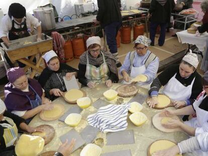 Un grupo de mujeres prepara la harina de maiz para hacer los talos