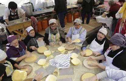 Un grupo de mujeres prepara la harina de maiz para hacer los talos