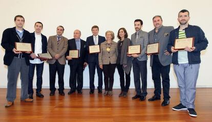 Grupo de premiados junto a la consejera Cristina Uriarte, cuarta por la derecha.