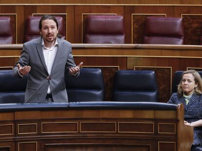 El vicepresidente Pablo Iglesias y la vicepresidenta económica Nadia Calviño, el 13 de mayo en el Congreso.