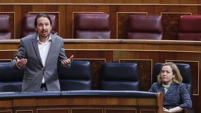 El vicepresidente Pablo Iglesias y la vicepresidenta económica Nadia Calviño, el 13 de mayo en el Congreso.