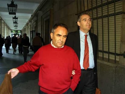 Eusebio Gaviño, a la izquierda, y el abogado José Manuel García Quílez, en el momento de abandonar ayer los Juzgados de Sevilla.