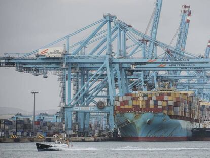 Actividad comercial en el puerto de Algeciras.