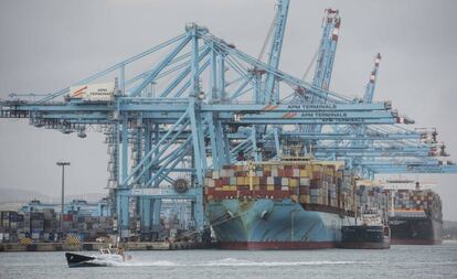 Actividad comercial en el puerto de Algeciras.