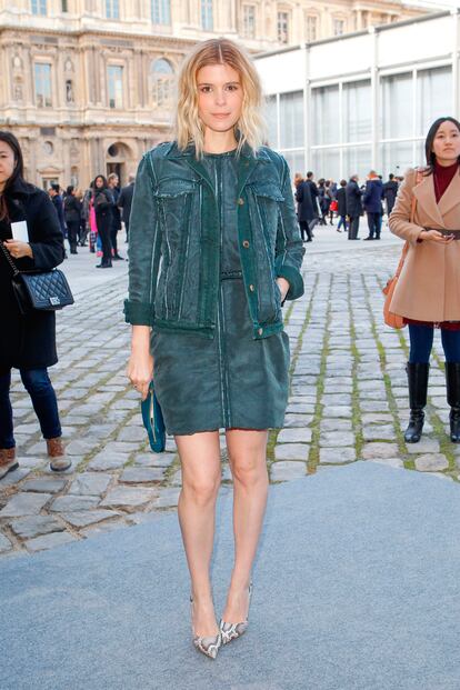 No nos convence el esitlismo denim que eligió Kate Mara para asistir al desfile de Louis Vuitton.