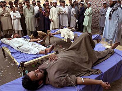 Numerosos paquistaníes donan sangre en Peshawar para los heridos en los bombardeos de EE UU contra Afganistán.