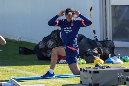 El técnico del Atlético de Madrid, el argentino Diego Pablo Simeone, dirige el entrenamiento de su equipo en la Ciudad Deportiva en Majadahonda, este jueves.