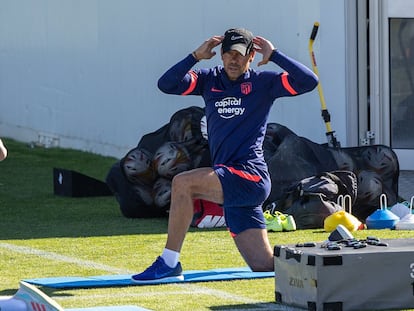 El técnico del Atlético de Madrid, el argentino Diego Pablo Simeone, dirige el entrenamiento de su equipo en la Ciudad Deportiva en Majadahonda, este jueves.