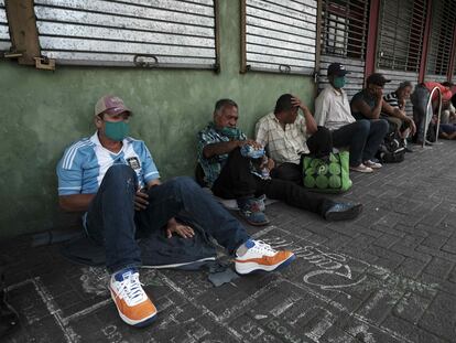 Refugiados nicaragüenses, venezolanos, y colombianos este viernes en San José.