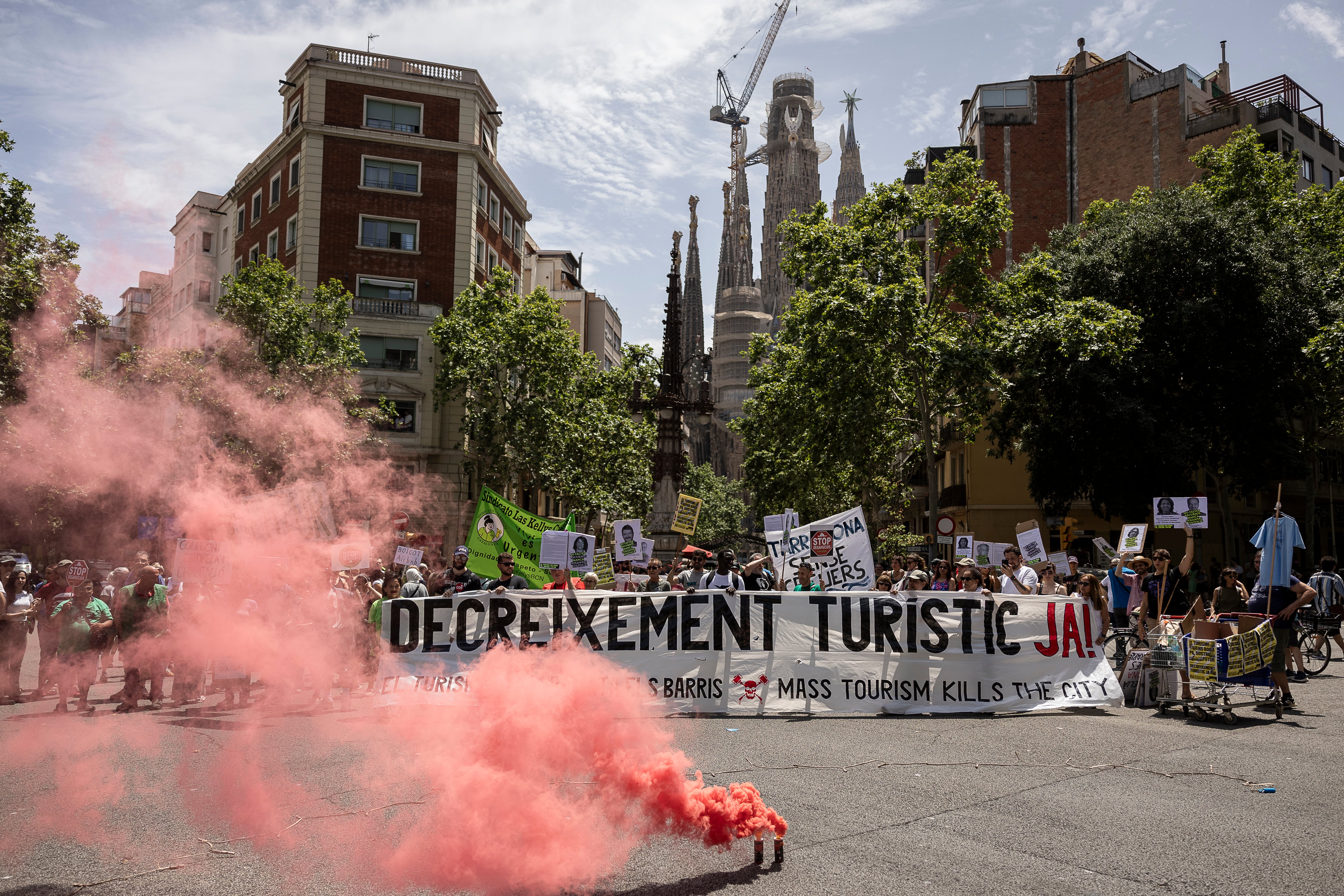 Cabecera de la manifestación en contra del turismo, celebrada este domingo en Barcelona.