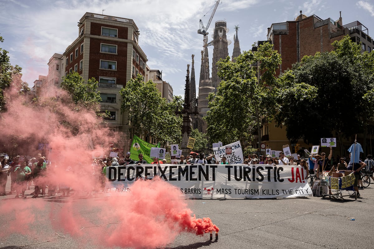 Cerca de 600 personas se manifiestan por Barcelona en contra del ...