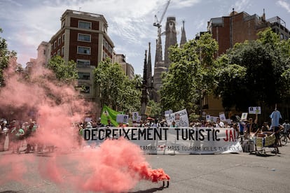 Cabecera de la manifestación en contra del turismo, celebrada este domingo en Barcelona.