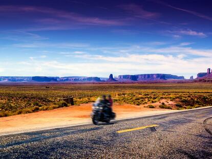 Carretera por el Monument Valley, en Utah (EE UU). 