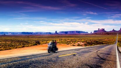 Carretera por el Monument Valley, en Utah (EE UU). 