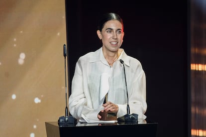 La diseñadora Carlota Barrera recibió el premio al Mejor Talento Joven durante la Gala de los Premios de la Academia de la Moda Española.