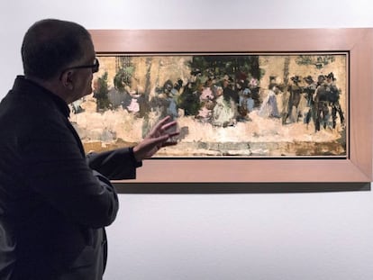 osé Miguel García Cortés, director del IVAM, ante el cuadro 'Salida de misa en Godella' (1890).